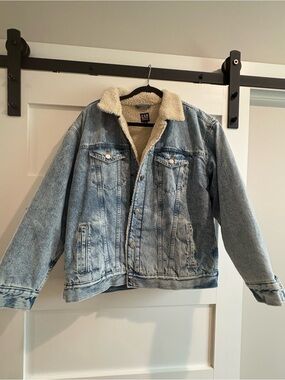 Gap Sherpa lined denim jacket size medium